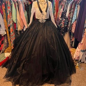 beauti quinceñera/prom dress, daughter only wore once! Comes with belt